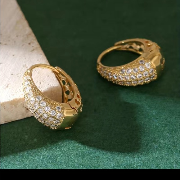 New Elegant 14K Gold Plated Sparkling Ladies Earrings - Picture 2 of 7